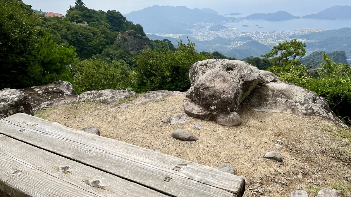 位于悬崖边的鹰取观景台岩地和远处看到的濑户内海