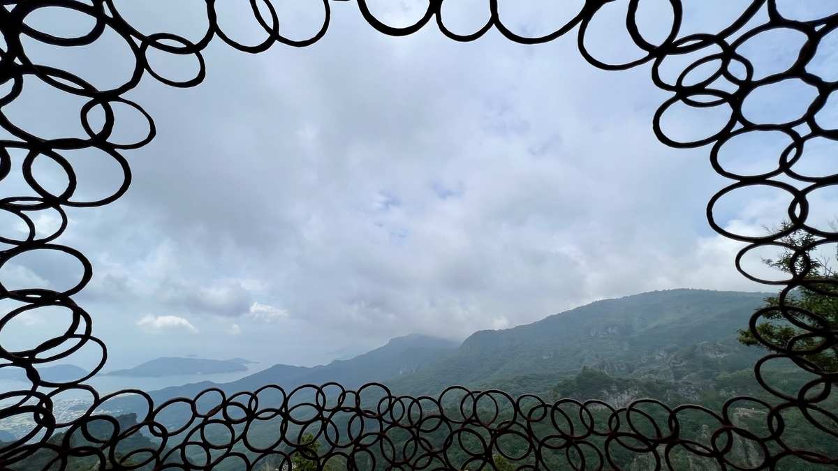 从天空之珠内部看到的寒霞溪群山和天空景色