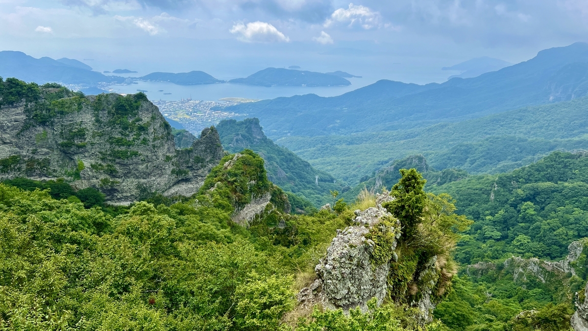 绿意中连绵的奇岩群和那边展现的海景