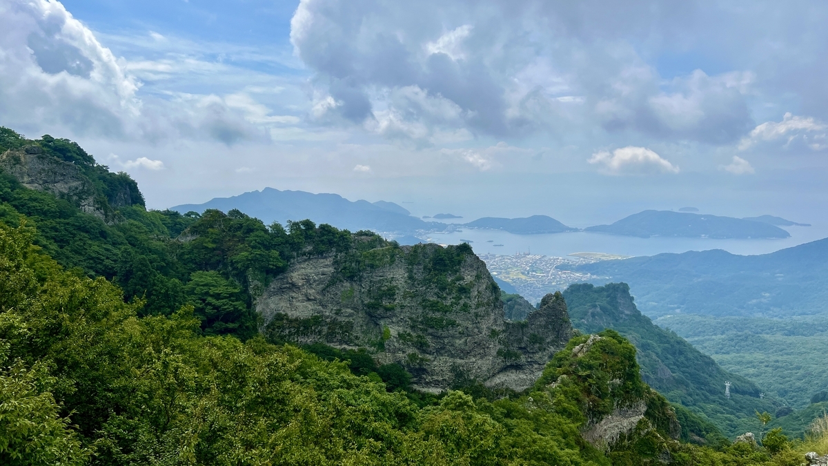 寒霞溪的奇岩群和群山展现的雄大景观