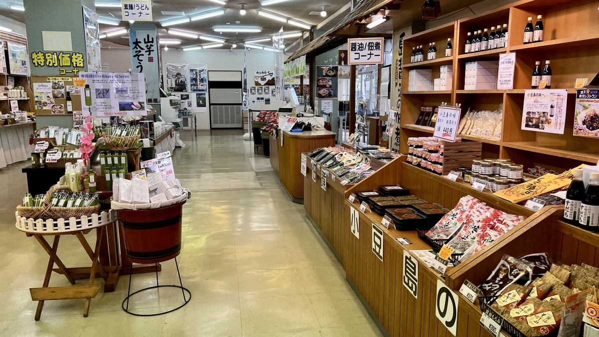 店内中央陈列台上排列的食品和饮料
