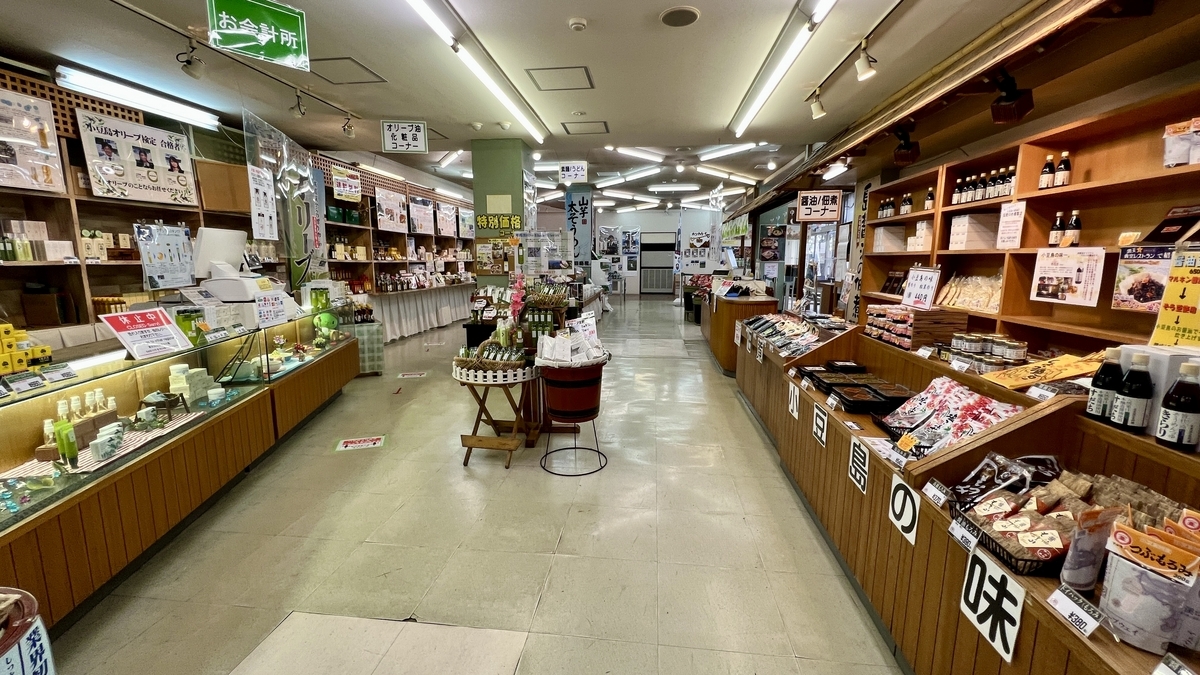 通道两侧排列的多样土特产和商品架的情况