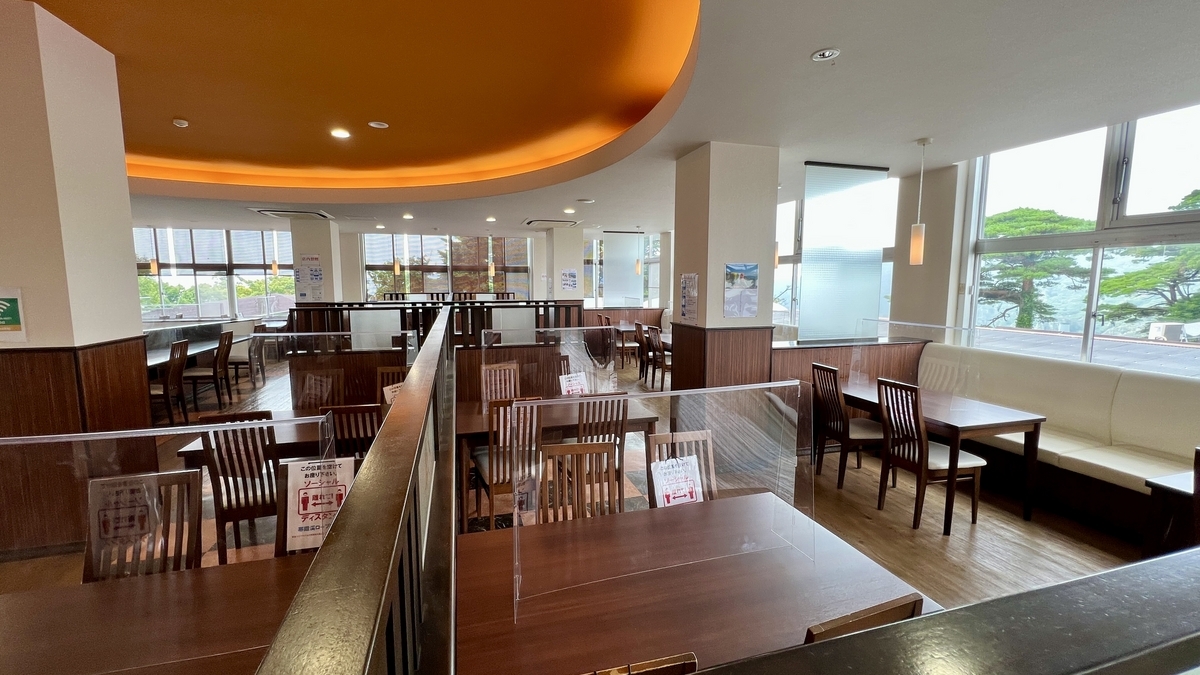 能从窗户眺望山景的枫叶餐厅店内座位