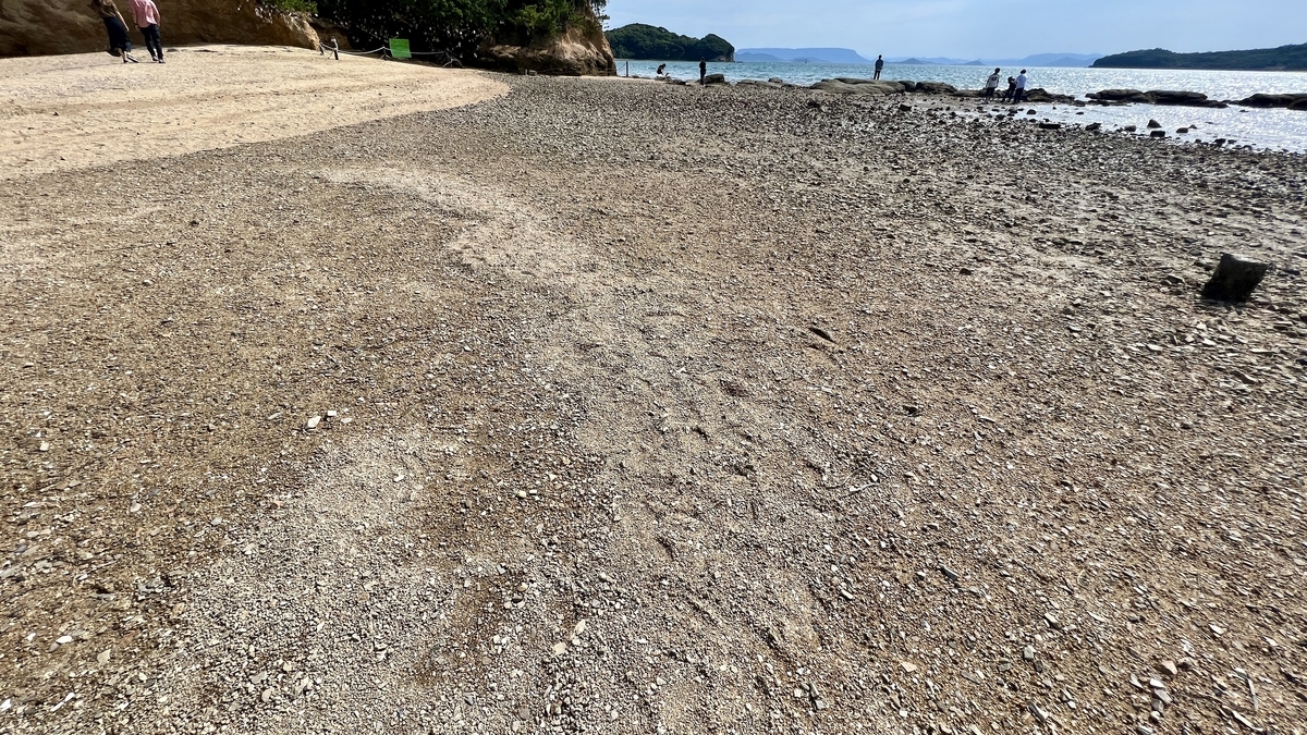 Mixed surface of stones and sand along Angel Road