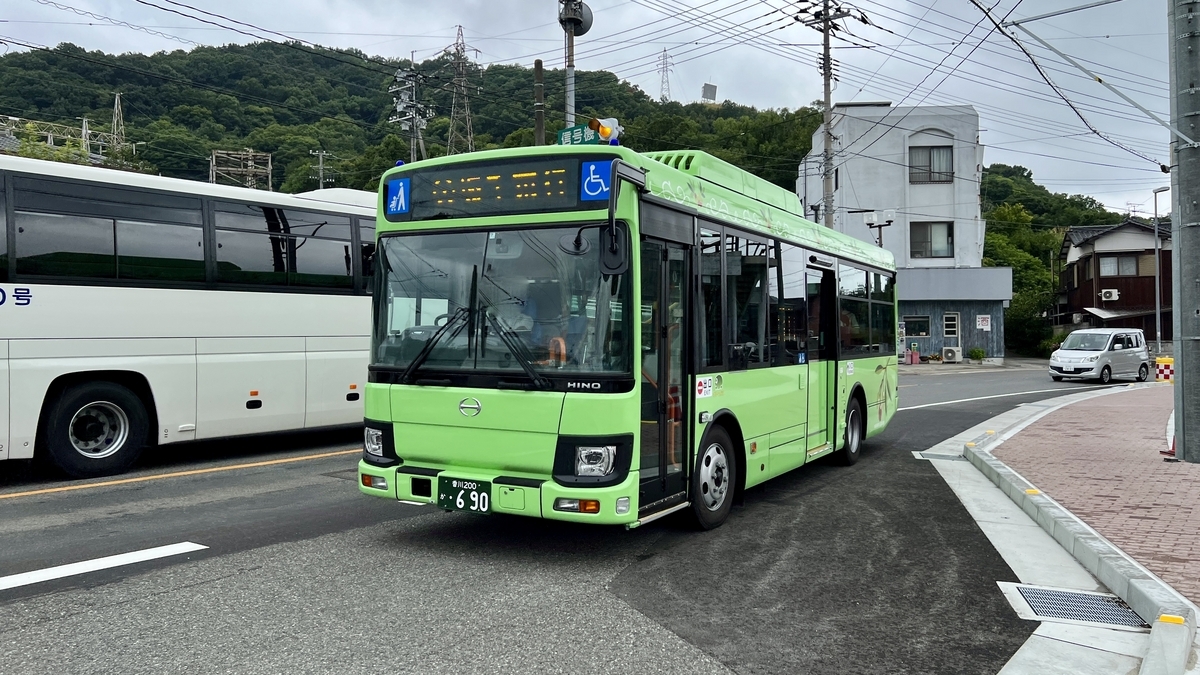 小豆島の路線バスであるオリーブバスが駅前に停車している様子