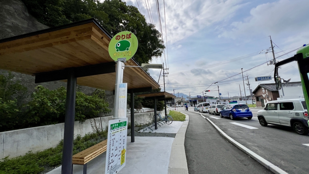 Kusakabe Port bus stop and roadside scenery.