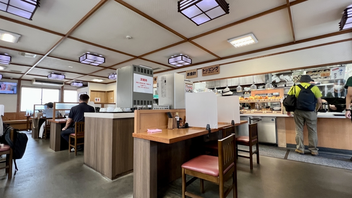 Interior espacioso del restaurante Merikenya frente a la estación de Takamatsu durante la mañana