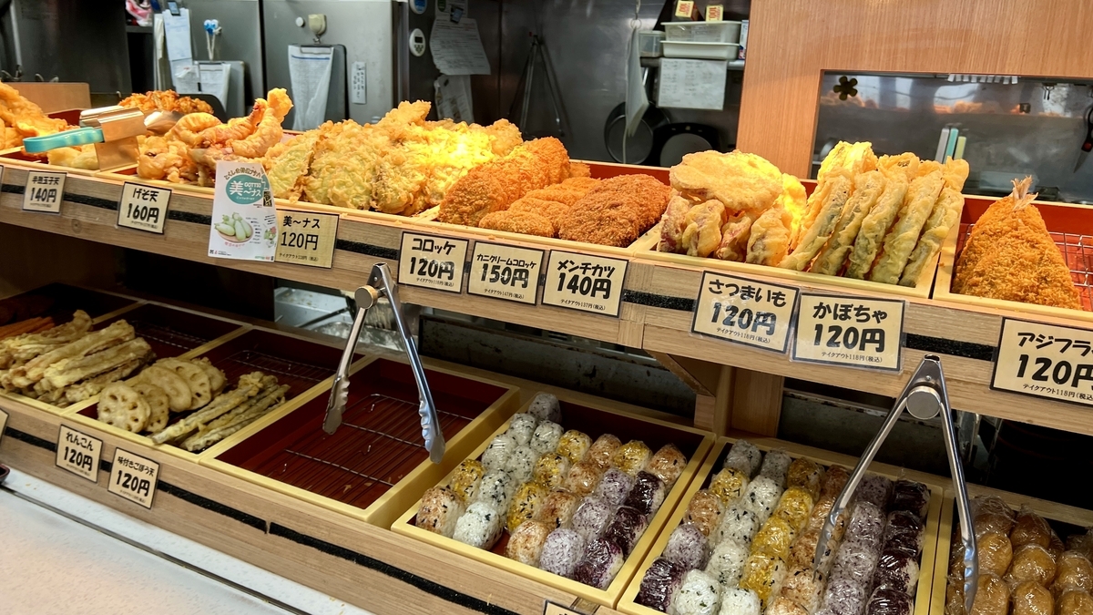 Área de frituras y toppings donde los clientes eligen libremente en Merikenya