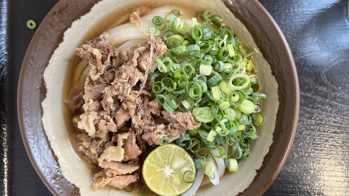 Sudachi Niku Bukkake Udon (Pequeño), con abundante carne y sudachi encima