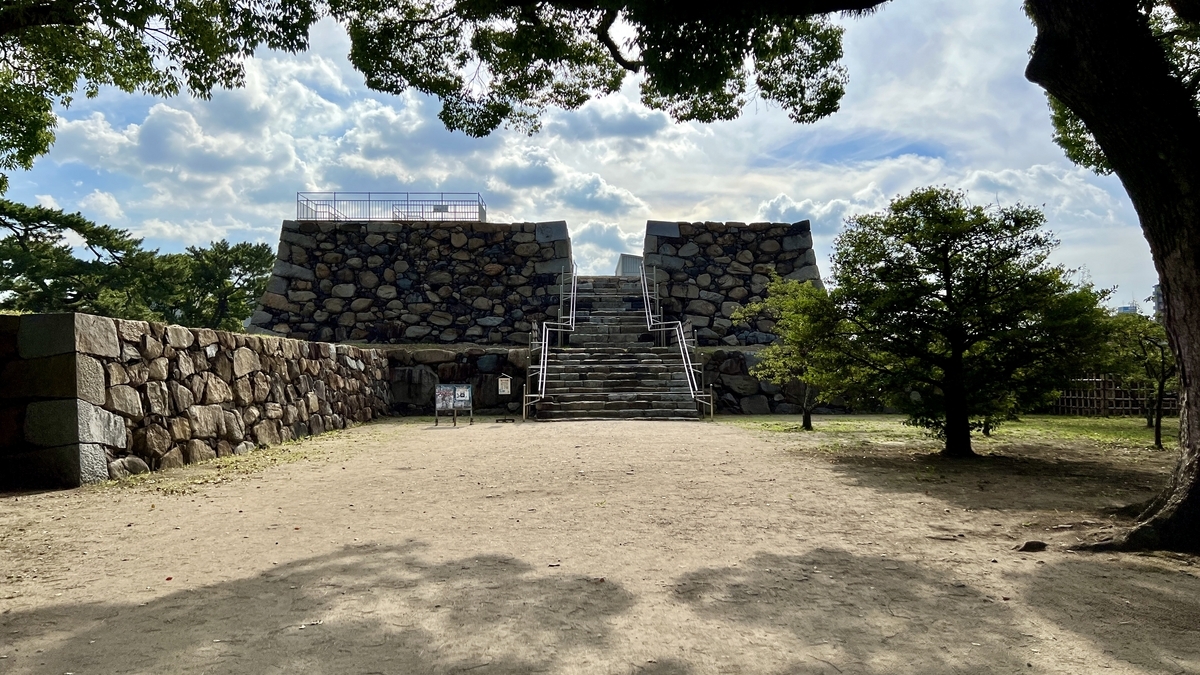 ทิวทัศน์ด้านหน้าของซากเท็นชุไดต์ปราสาททาคามัตสึที่ล้อมรอบด้วยต้นไม้