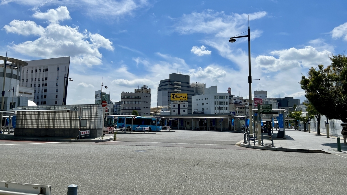 ภาพมุมกว้างของสถานีขนส่งรถบัสทางออกเหนือสถานี Takamatsu ที่มีรถบัสไปสนามบินจอดเรียงราย
