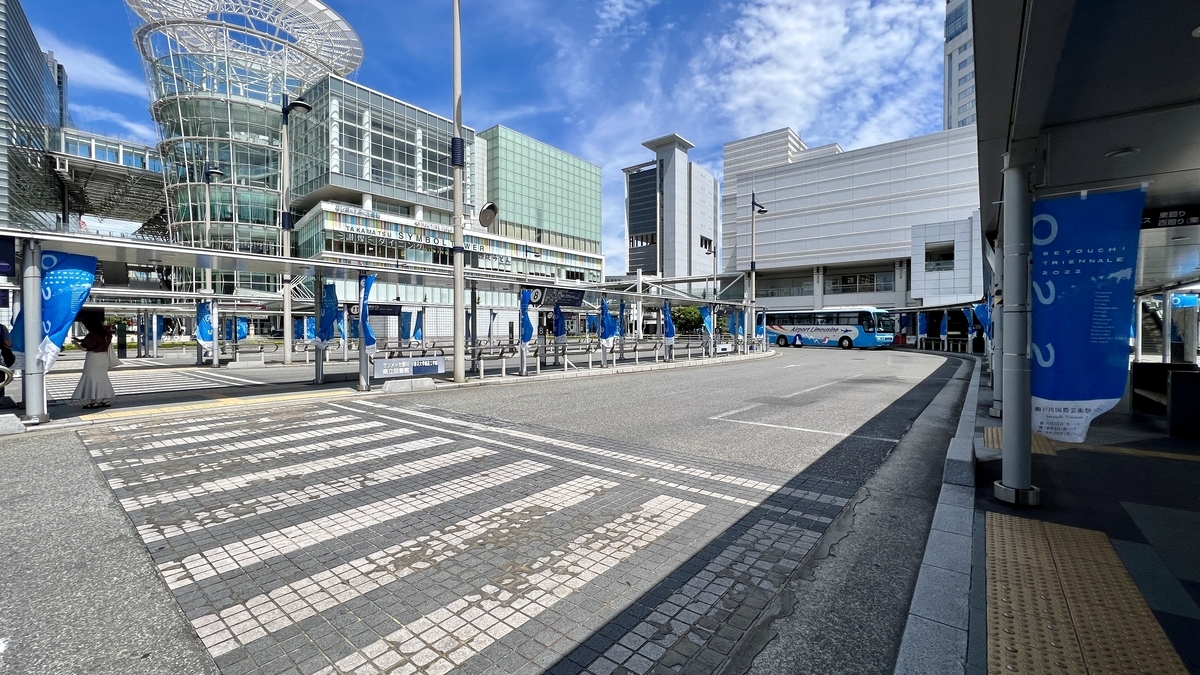 ป้ายรถบัสของสถานี Takamatsu ที่มีทางเดินปูบล็อกสำหรับผู้พิการทางสายตาและหลังคาคลุม