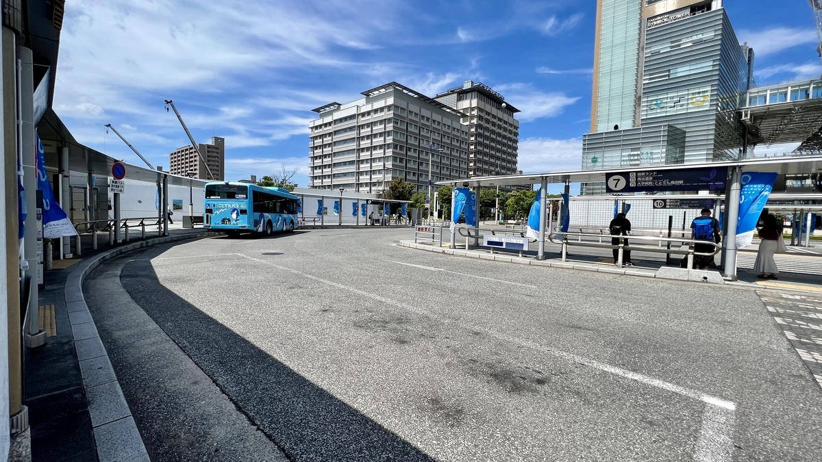 ถนนกว้างและป้ายรถบัสภายในสถานีขนส่งรถบัสของสถานี Takamatsu
