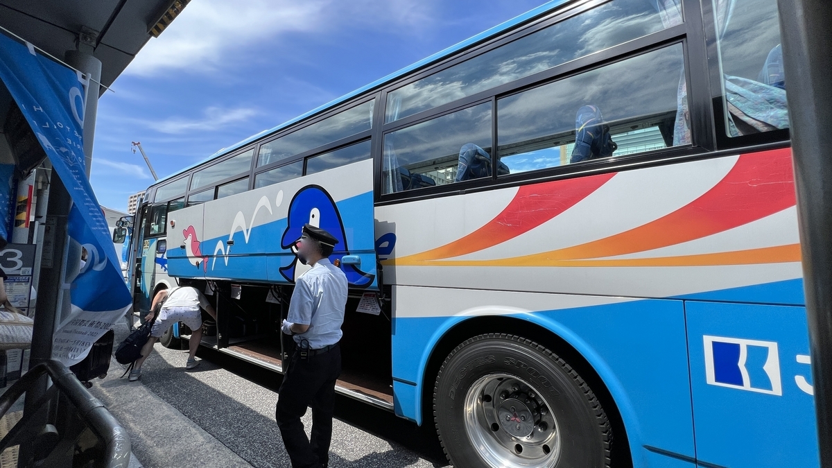 รถบัสลิมูซีน Kotoden จอดที่สถานี Takamatsu พร้อมเจ้าหน้าที่คอยให้คำแนะนำการขึ้นรถ