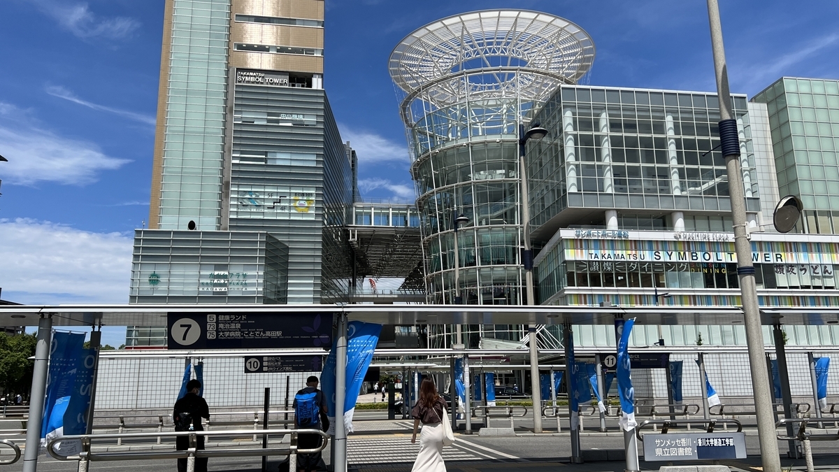 ผู้โดยสารต่อแถวที่วงเวียนรถบัสหน้าสถานี Takamatsu ใกล้ป้ายรถบัสลิมูซีน