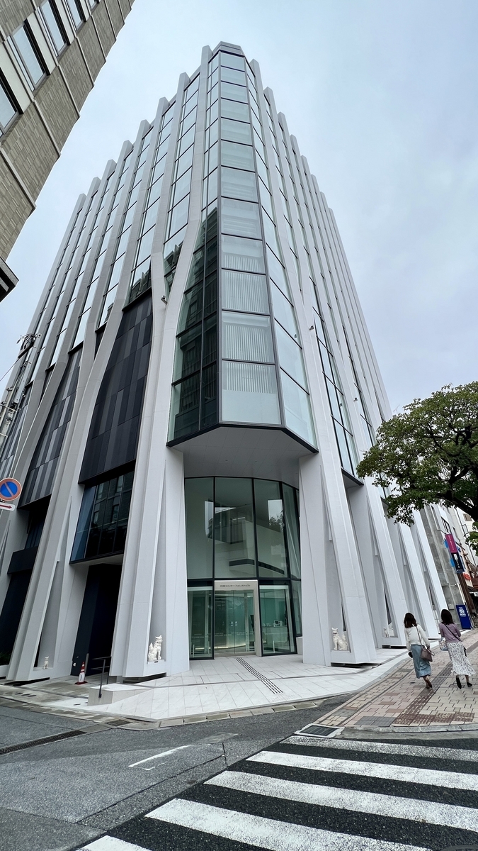 나하시 오키나와 셀룰러 포레스트 빌딩 외관과 입구 근처
