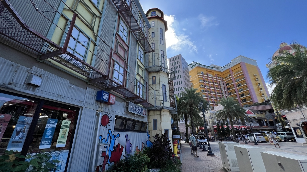欧式外观建筑林立的美滨美国村街景