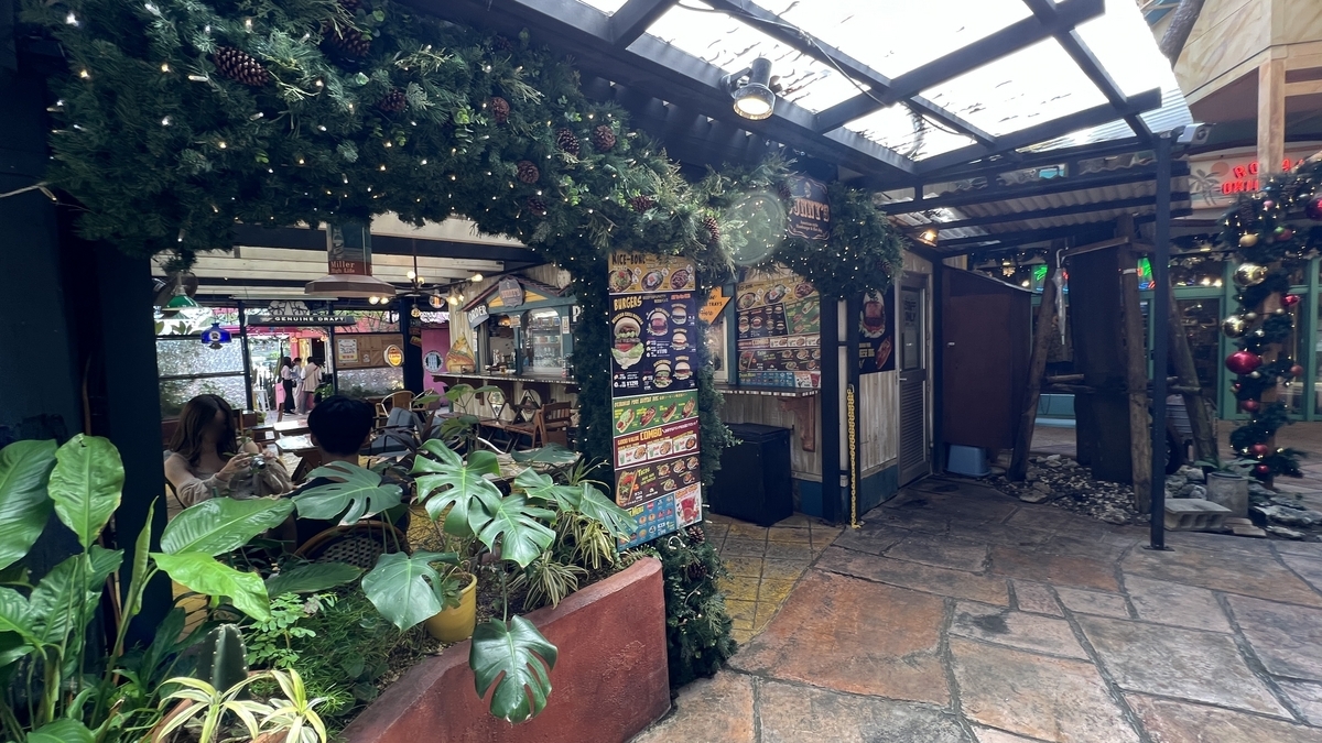被植物环绕的入口很有特色的美式汉堡店