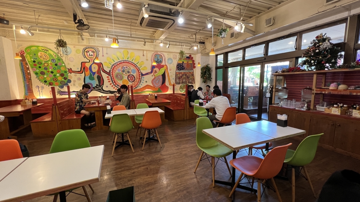 色彩丰富的墙面和装饰林立的塔可饭cafe kijimunaa DEPOT ISLAND店入口