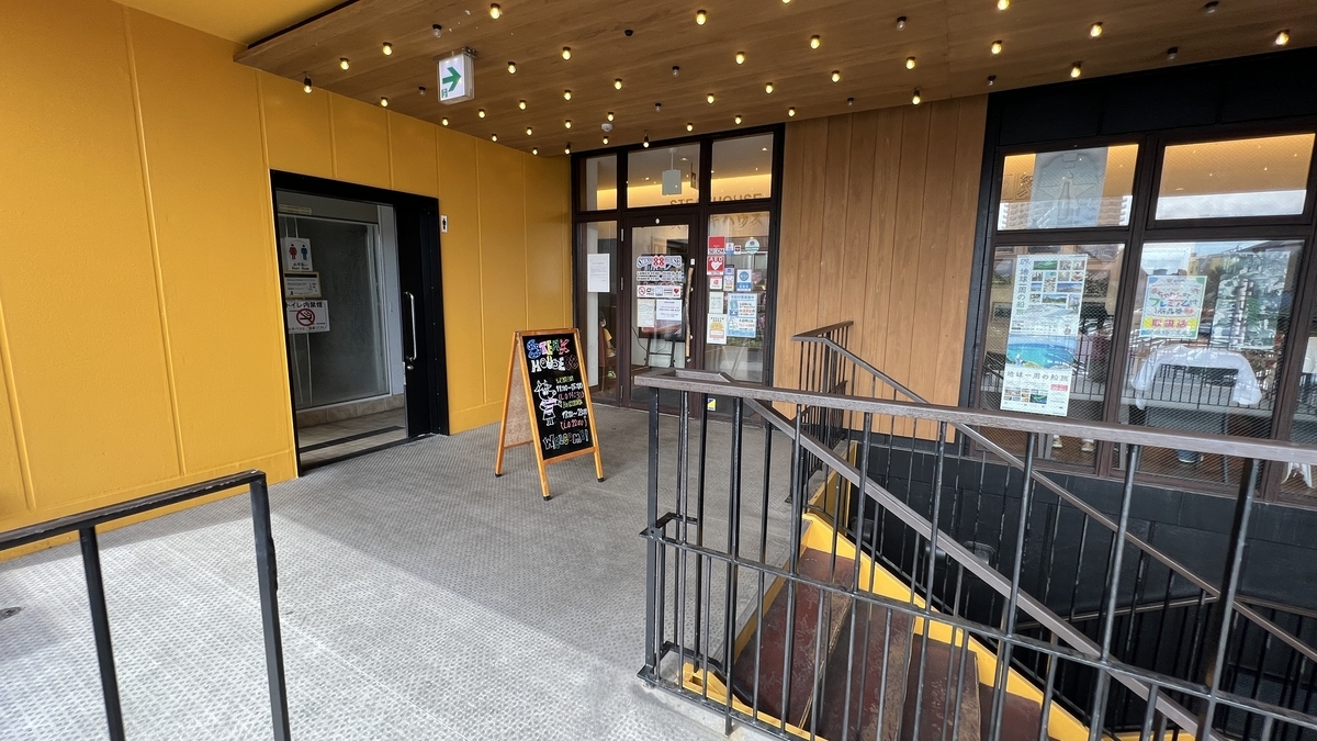 上楼梯后入口处的牛排屋88北谷店建筑