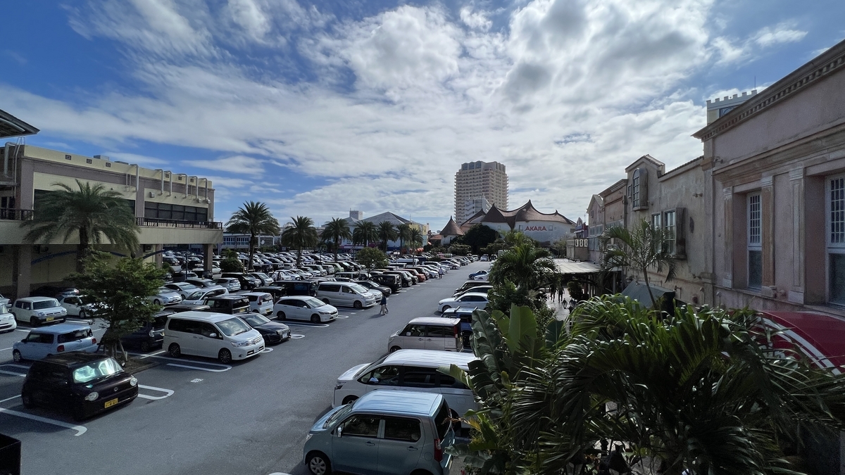 中午时分被众多汽车填满的人气停车场景象