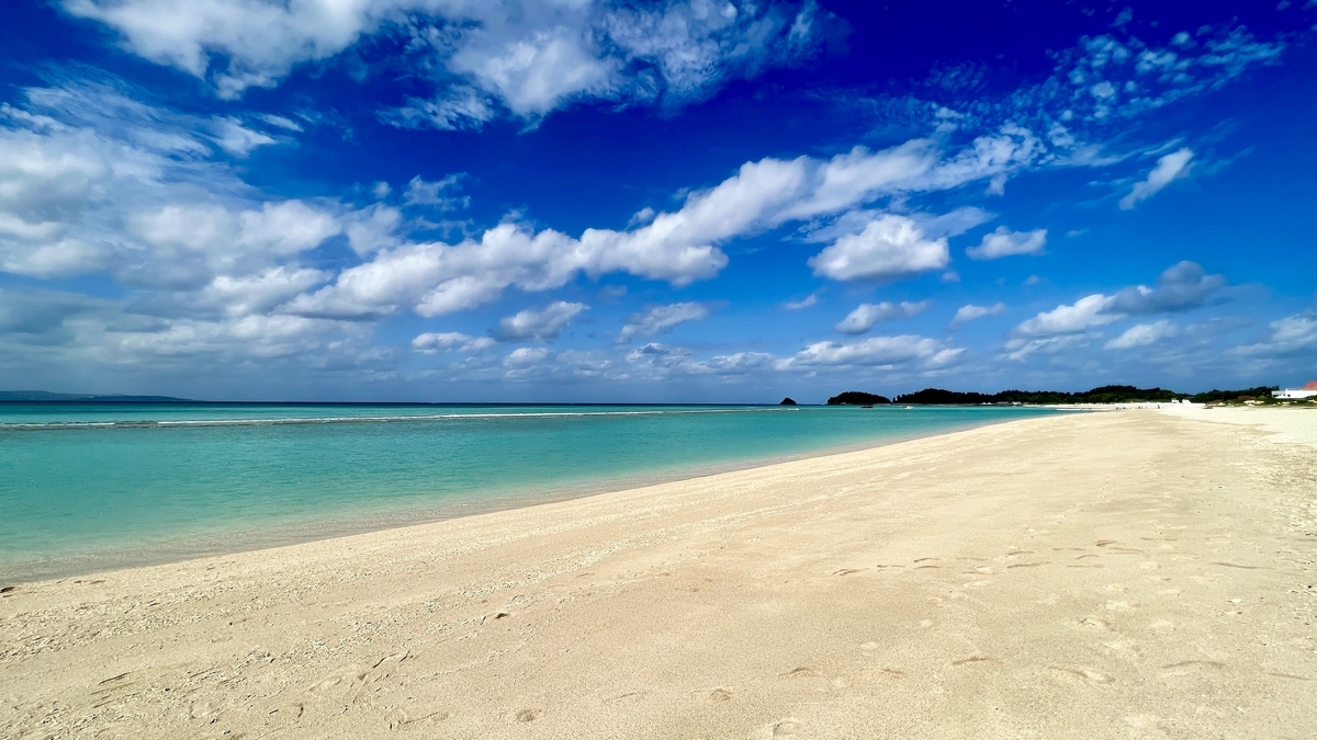 白色沙灘和透明藍色大海展現的鏡地海灘全景