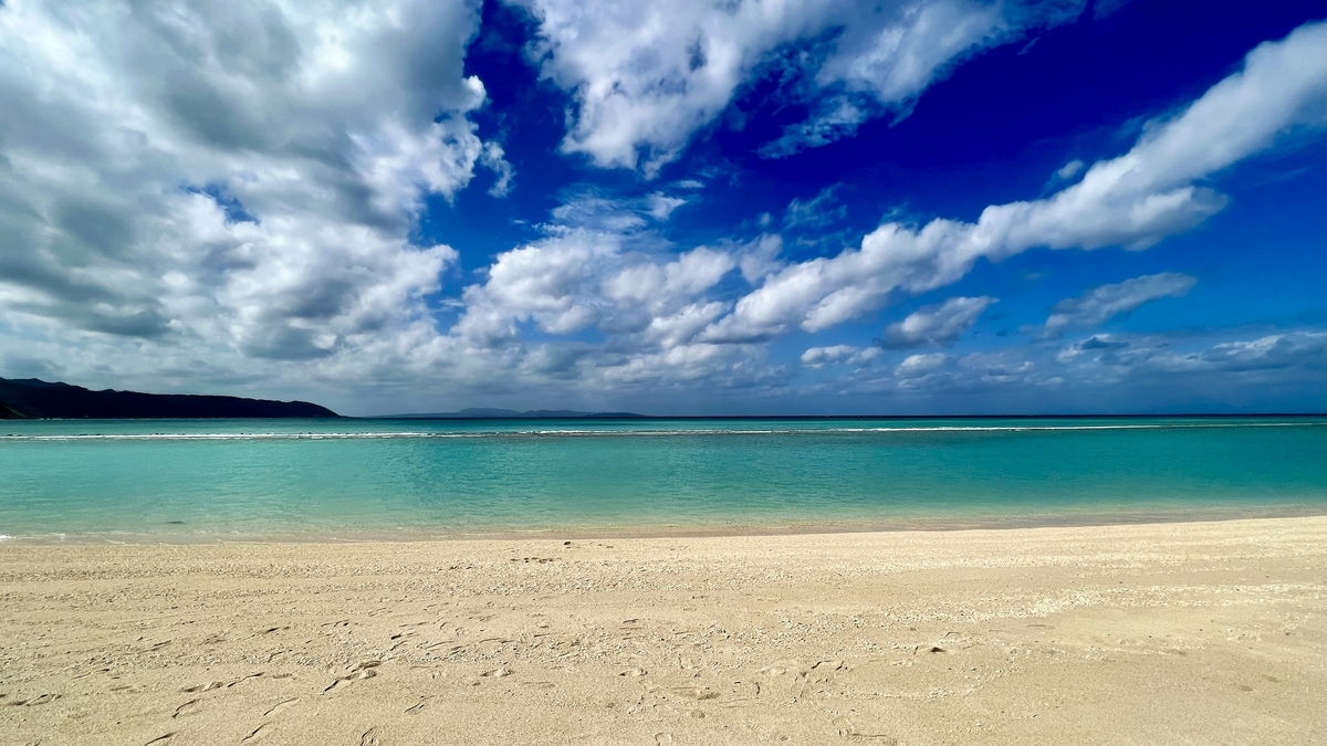 波浪平緩的溫和大海和延綿白色沙灘的鏡地海灘風景