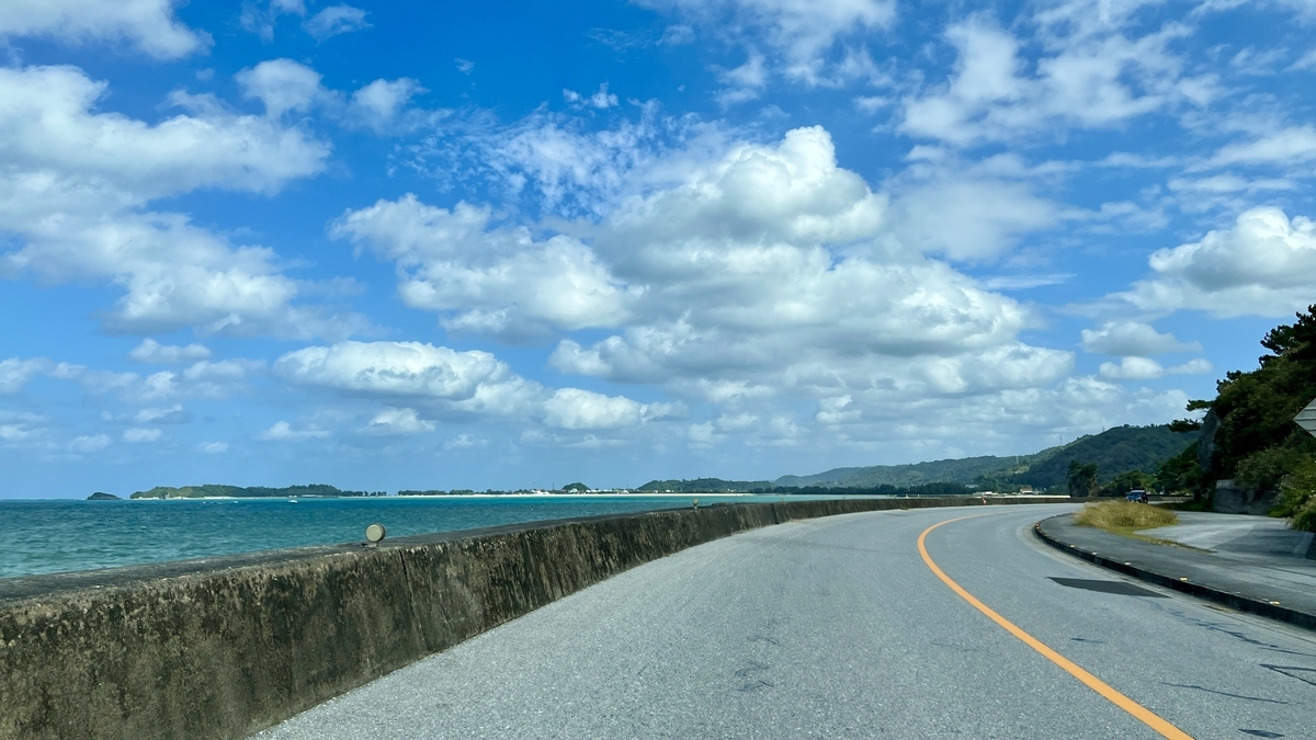 藍天下沿海行駛的沖繩本島北部國道58號線自駕風景
