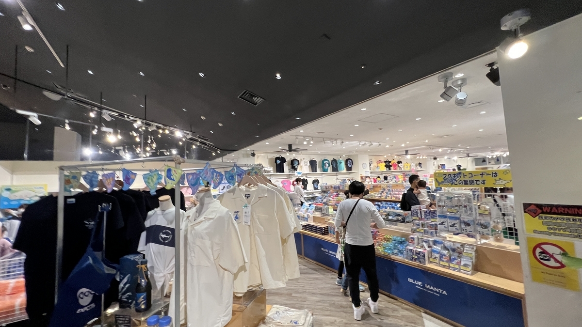 เสื้อยืดและของที่ระลึกจัดเรียงในร้าน