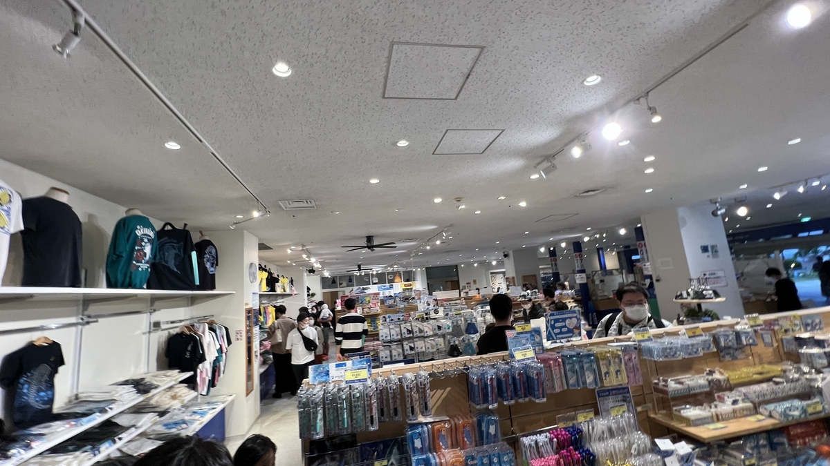 ภายในร้านบลูช็อปมันตากว้างขวางพร้อมสินค้าวางเรียงราย