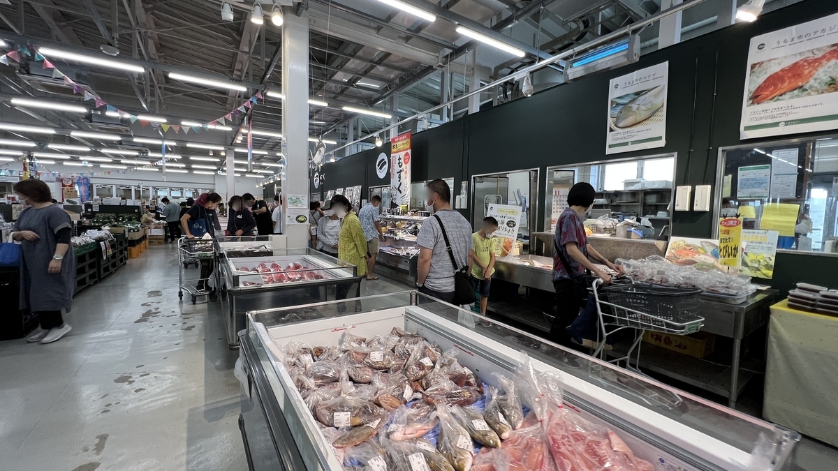 แผงขายเนื้อสัตว์และอาหารทะเลจำนวนมากในตลาด