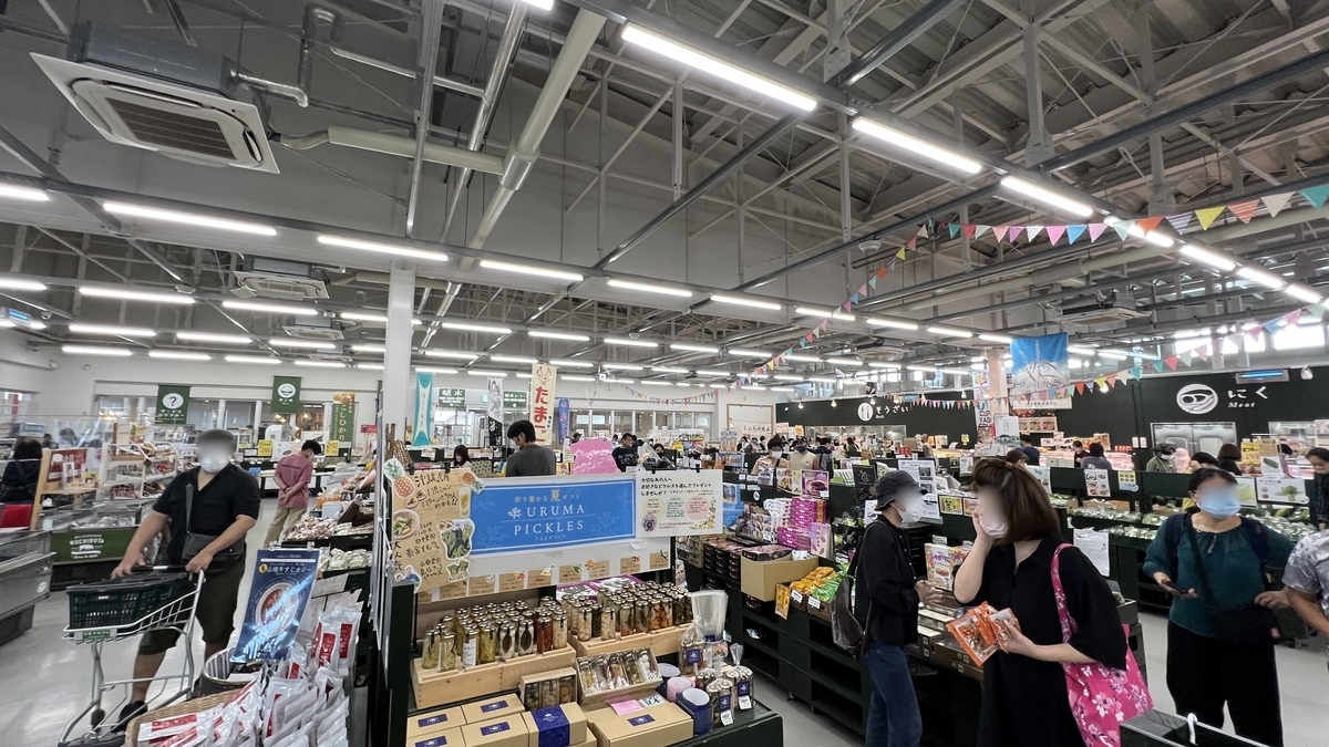 โซนตลาดที่เต็มไปด้วยขนมและของฝากจากโอกินาวะที่ได้รับความนิยม