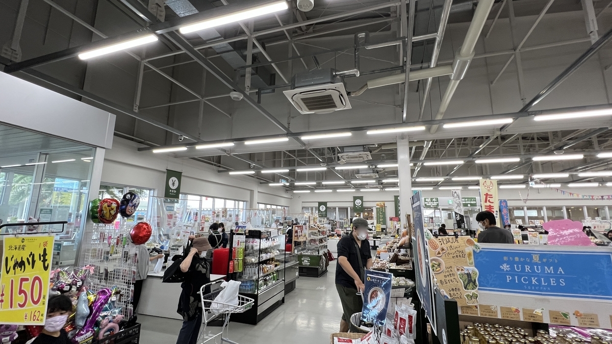 โซนขายของฝากใน Uruma Marche มีสินค้าท้องถิ่นและอาหารแปรรูปจำนวนมาก