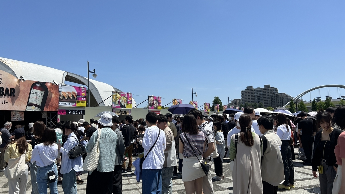 Vista general del animado Craft Gyoza Fes Tokio bajo un cielo despejado