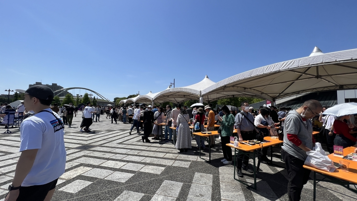 Visitantes haciendo fila frente a los puestos de gyozas en el Craft Gyoza Fes Tokio