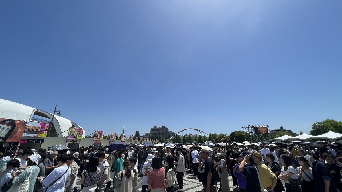 Multitudes alrededor de los puestos después del mediodía en el Craft Gyoza Fes Tokio