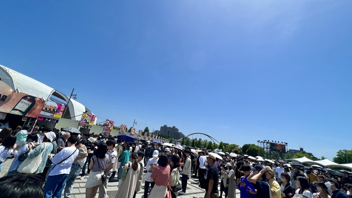 Largas filas frente a los puestos bajo el sol en el Craft Gyoza Fes Tokio