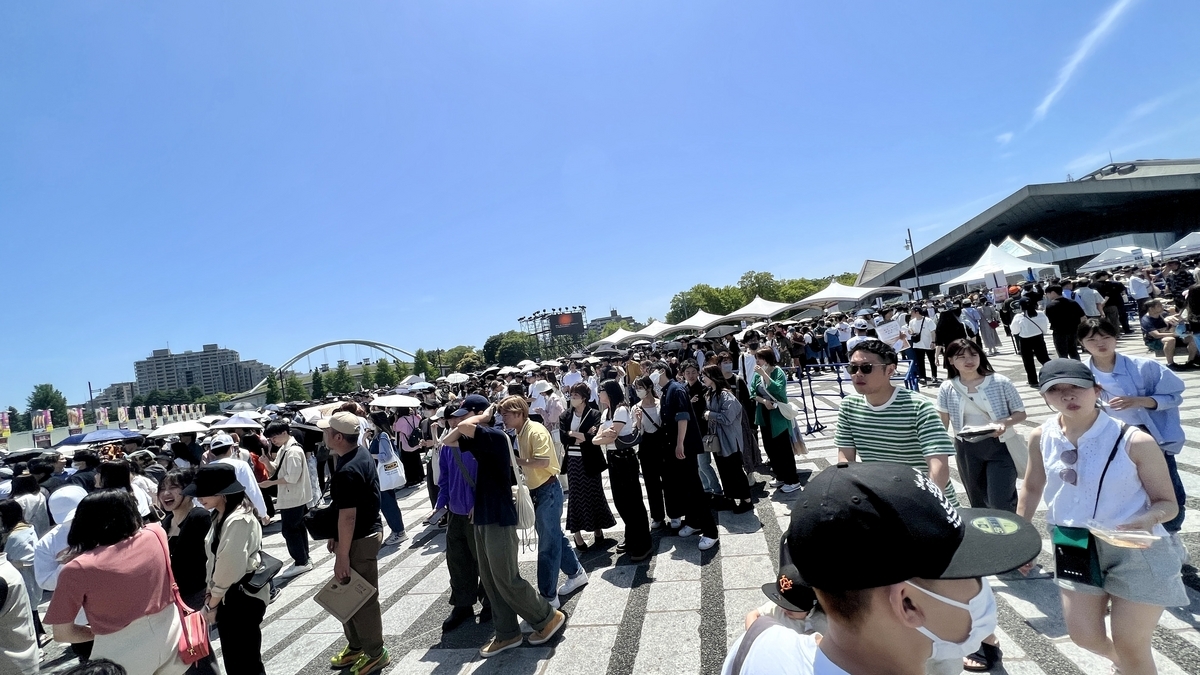 Vista panorámica del recinto lleno de visitantes y puestos de gyozas