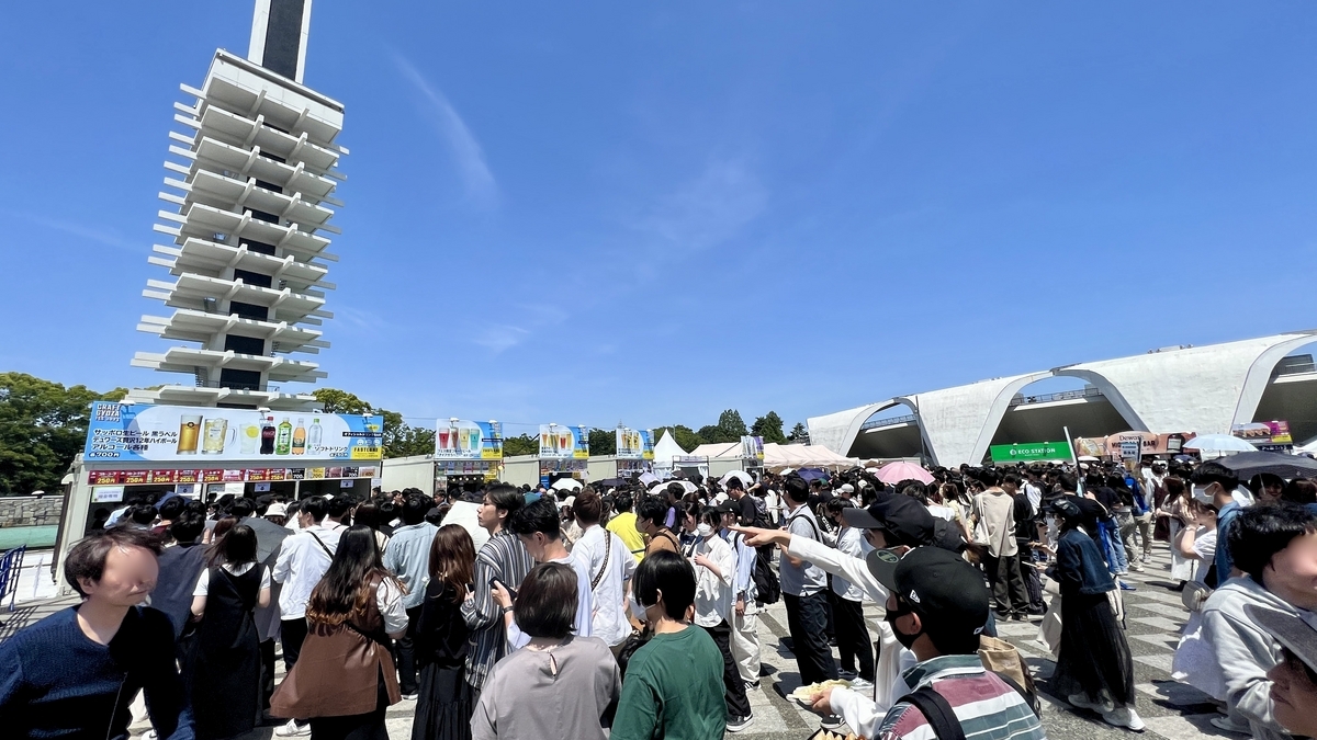 Ambiente animado con gente y carpas en el Craft Gyoza Fes Tokio
