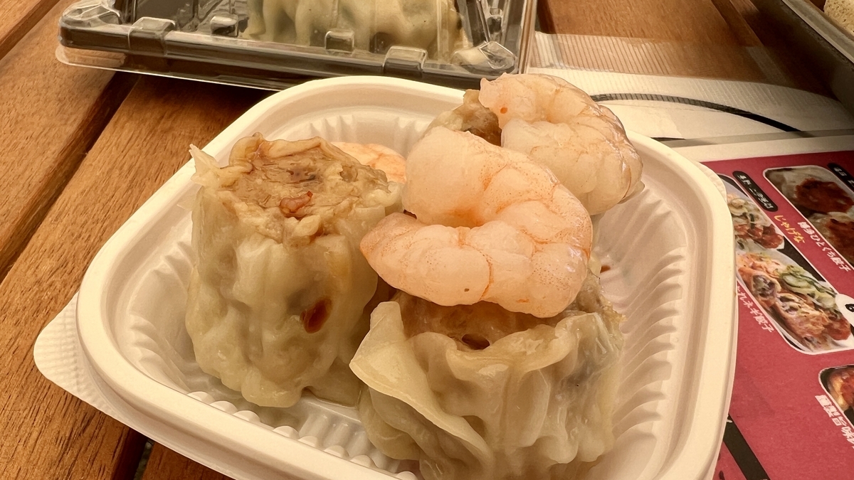 Dos shumai de camarón del restaurante Shumai & Orange Wine STAGE en Meguro Tokio