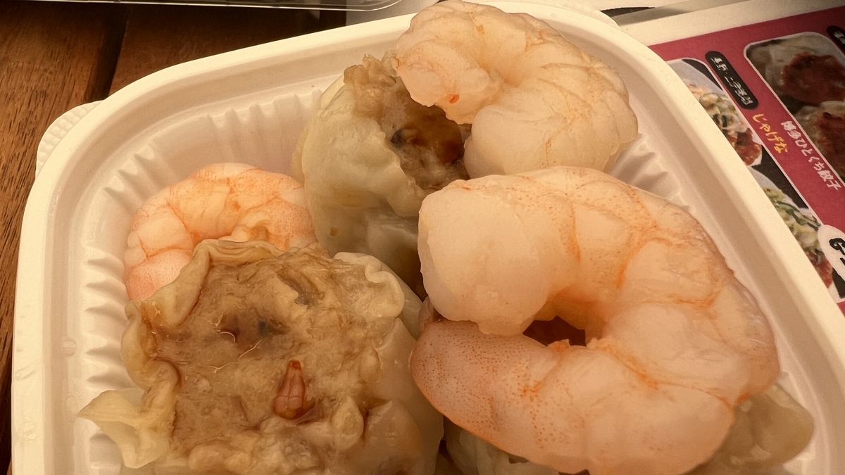 Primer plano del shumai de camarón mostrando la textura de la masa y el relleno