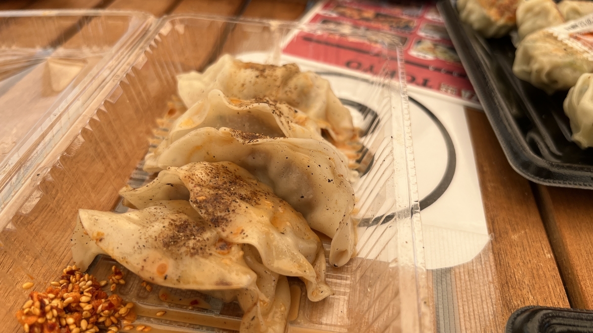 Gyoza cubierto con salsa picante roja estilo Tantan de Shibuya Tokio