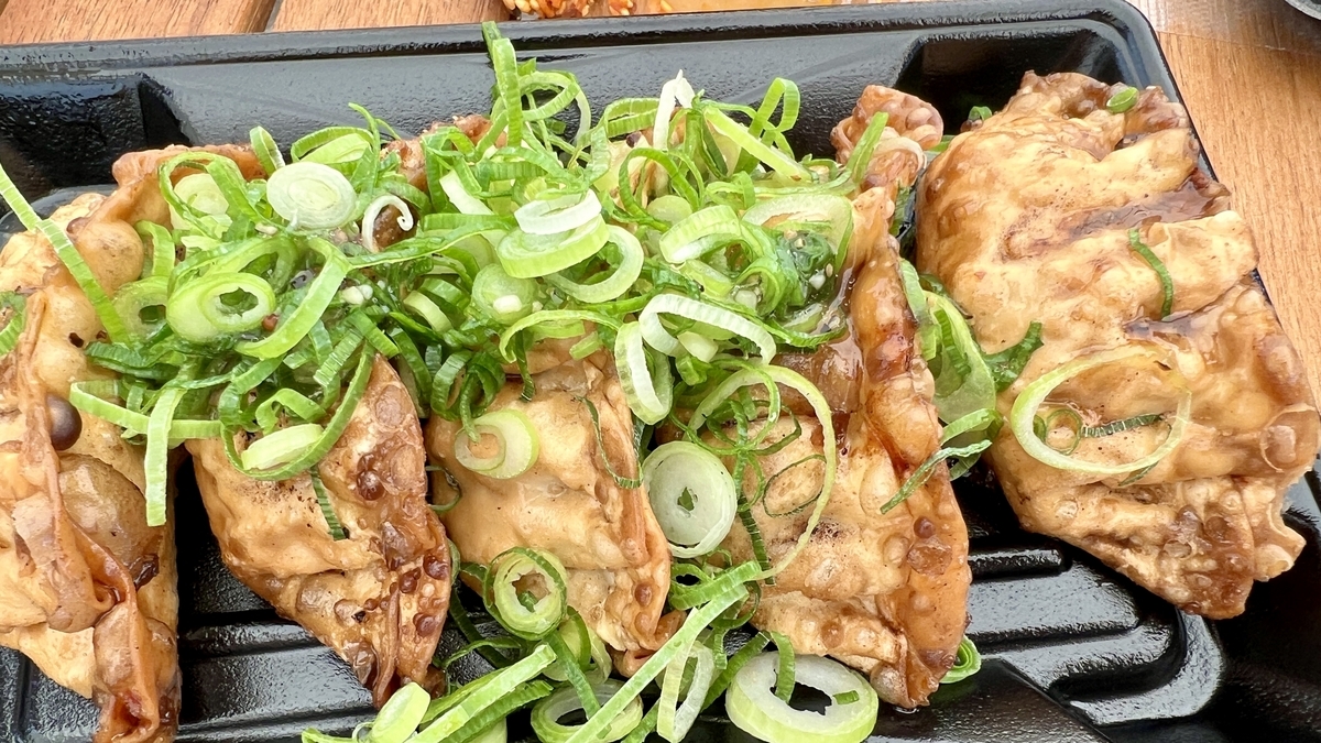 Gyoza asado con salsa de miso Shinshu y cebolla verde picada de Nagano Kamiina