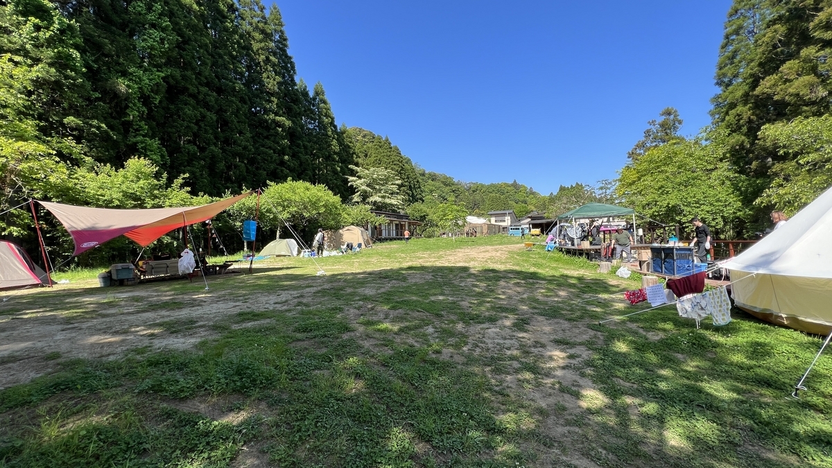 พื้นที่ตั้งแคมป์ของ Shigecamp ที่มีโซนอิสระและระเบียงไม้อยู่เคียงกัน