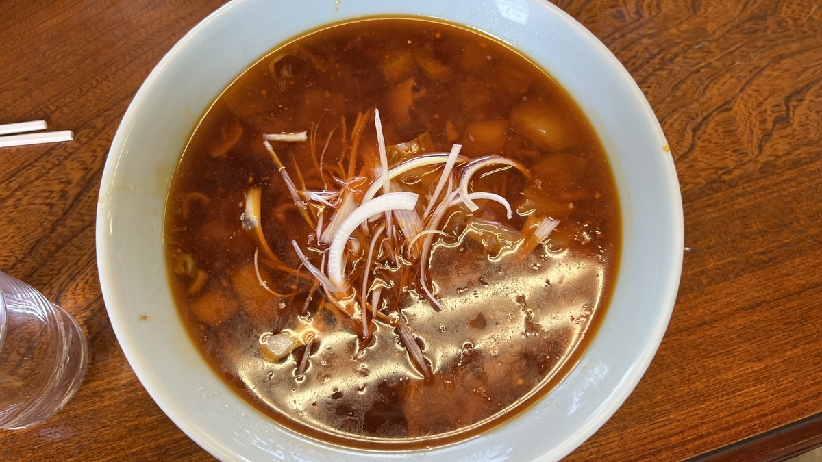 ภาพระยะใกล้ของราเม็ง Katsuura Tantanmen ของร้าน Matsunoya น้ำซุปเผ็ดมิโสะและต้นหอมซอย