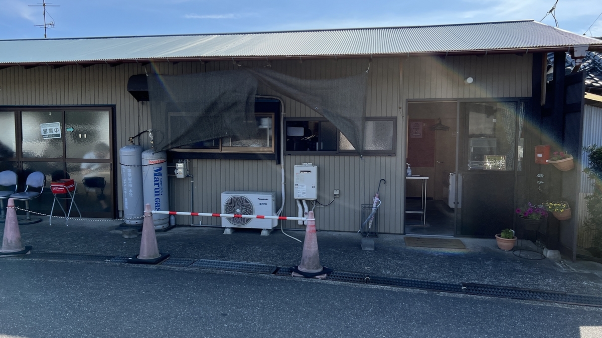 ด้านหน้าร้าน Harada มีที่จอดรถและป้ายร้าน