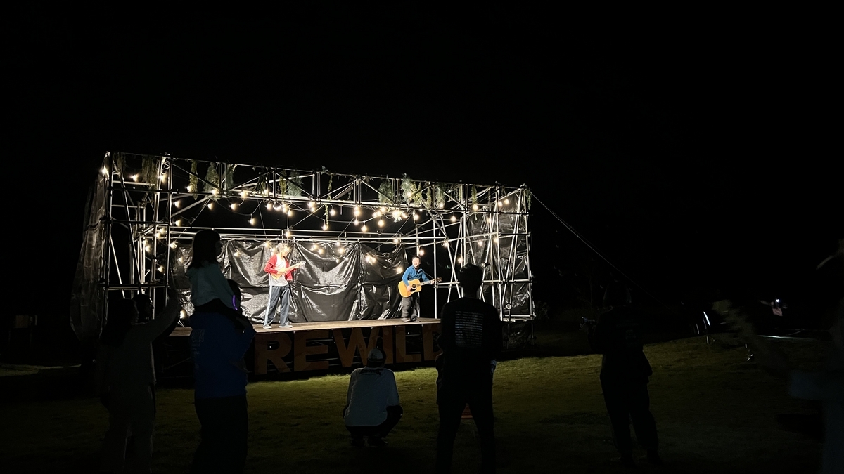 夜間に照明が灯されたREWILDステージで演奏が行われる様子