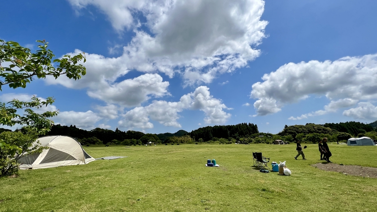 青空の下でキャンパーがくつろぐMUSIC AREAの風景