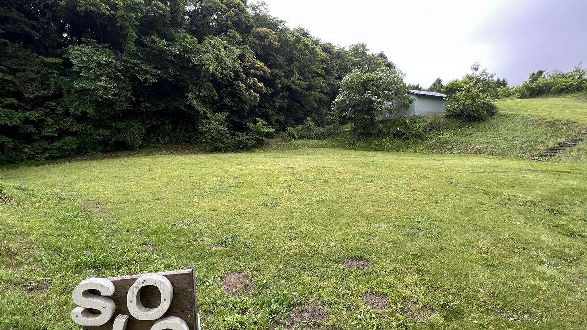 木々に囲まれた静かなソロキャンプサイトの風景
