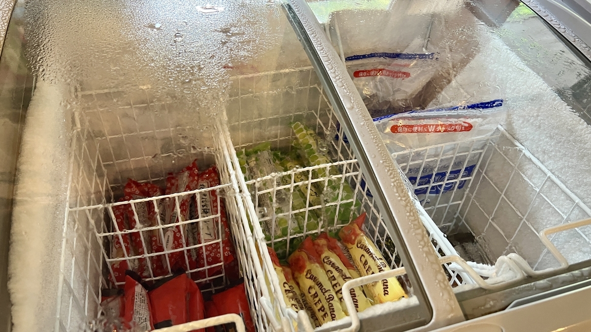 冷凍庫に並ぶアイスが販売されている管理棟内の売り場